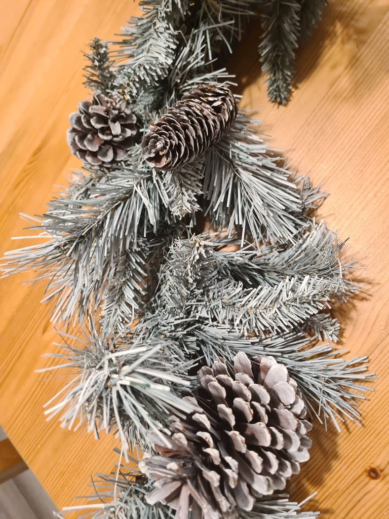 Christmas winter mantlepiece long artificial swag 2.7 metres / 8ft 7in