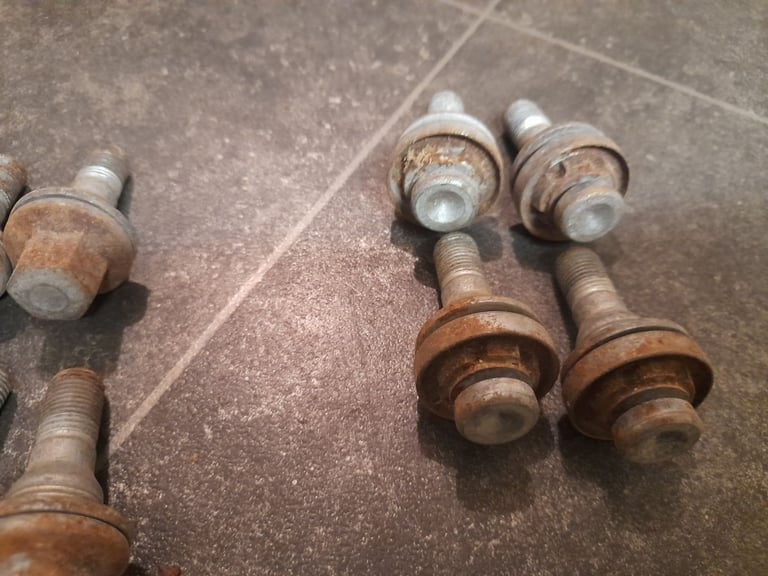 Wheel nuts for peugeot or citroen 