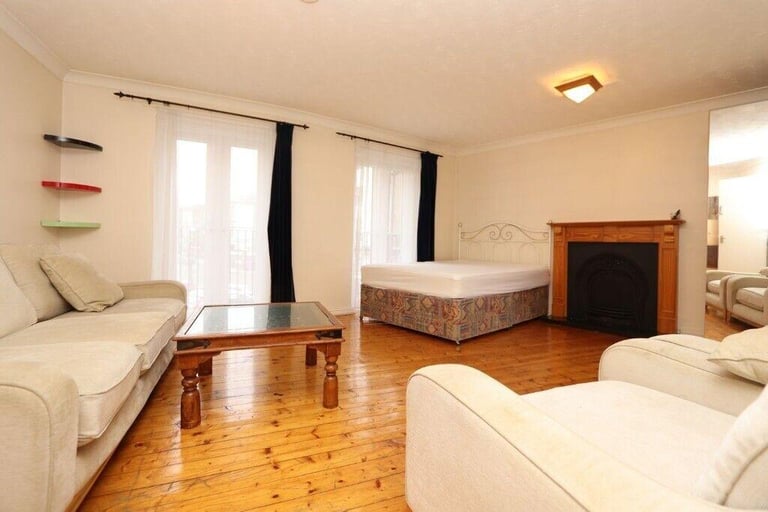 Canary Wharf Massive Double Room Available Now Couples accepted 0 Deposiy available