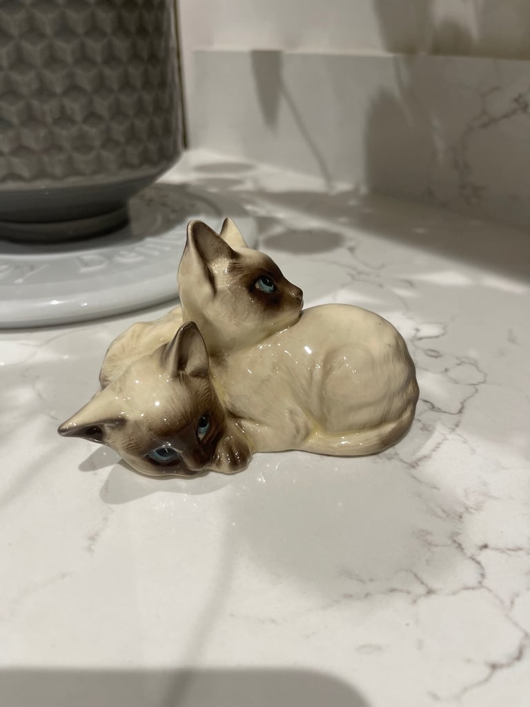 image for Vintage Royal Doulton Siamese cats / kittens figurine ornament.   Great condition. Approx 4” x 3”.