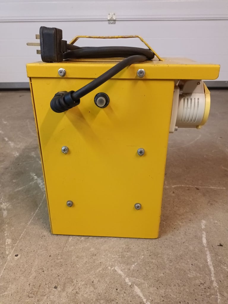 3kVa Heavy Duty Transformer - 240v to 110v - Defender E205062 - in very good condition