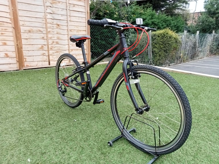 Merida Matts Junior 24 inch wheels Hybrid Mountain Bike.