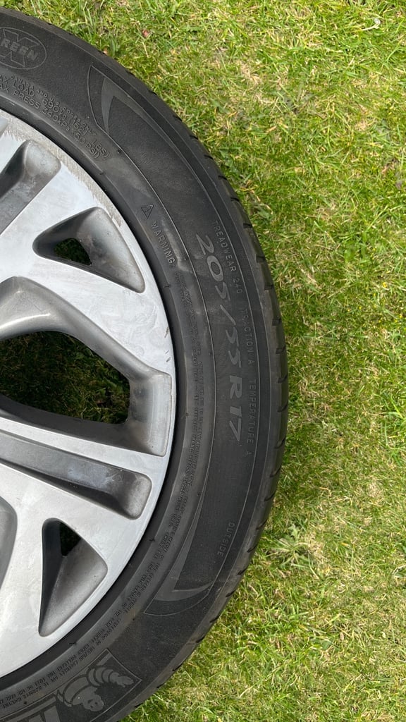 Citroen C4 ( MkII) alloy wheel and tyre 