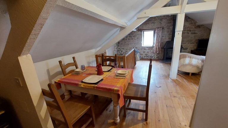 Large property and commercial opportunity in Cabrerets, Midi-Pyrenees (Occitanie)