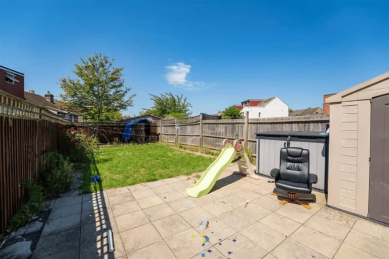 3 bedroom flat in Salisbury Road, Southall