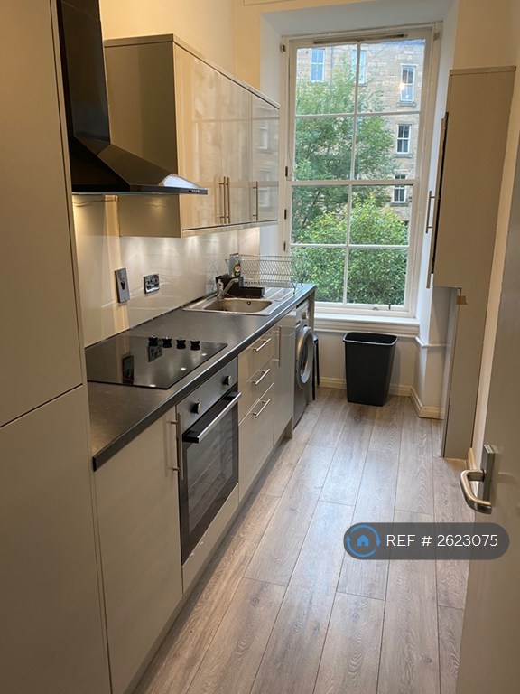 2 bedroom flat in Willowbank Crescent, Glasgow, G3 (2 bed) (#2623075)