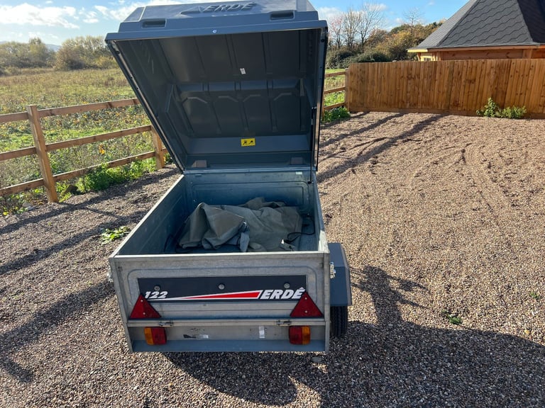 Erde 122 Trailer and Hardcover (locable)