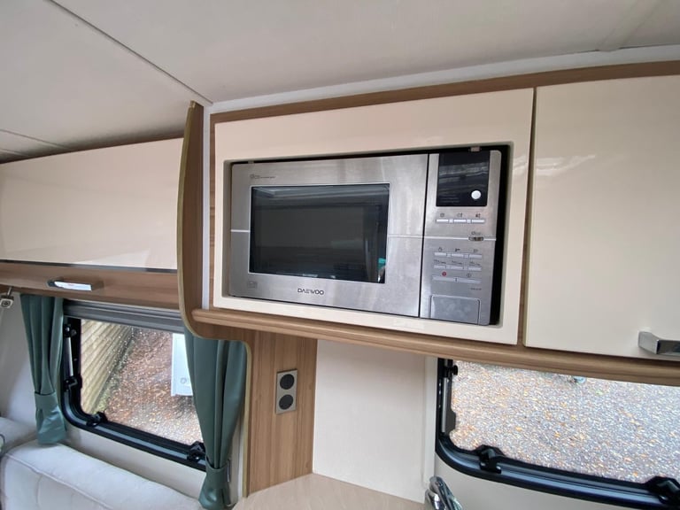 LUNAR ULTIMA 570 - 2016 - FIXED SINGLE BEDS - 4 BERTH - END WASHROOM - MOVER 