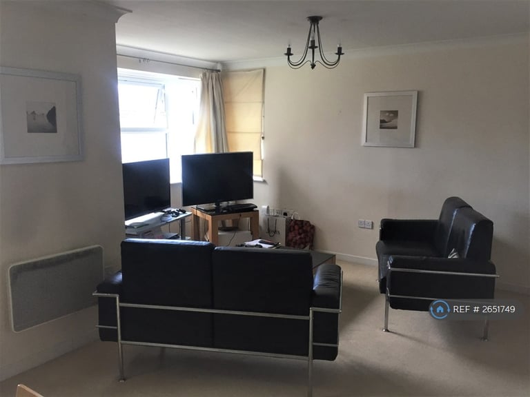 2 bedroom flat in The Clock Tower, Woking, GU21 (2 bed) (#2651749)