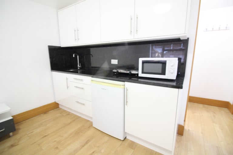 image for LARGE LUXURY ENSUITE DOUBLE ROOM WITH KITCHENETTE TO RENT - HILLINGDON HAYES UXBRIDGE *INCL BILLS*