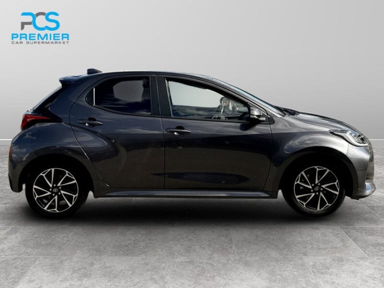  Toyota Yaris VVT-h Design Hatchback HYBRID Automatic