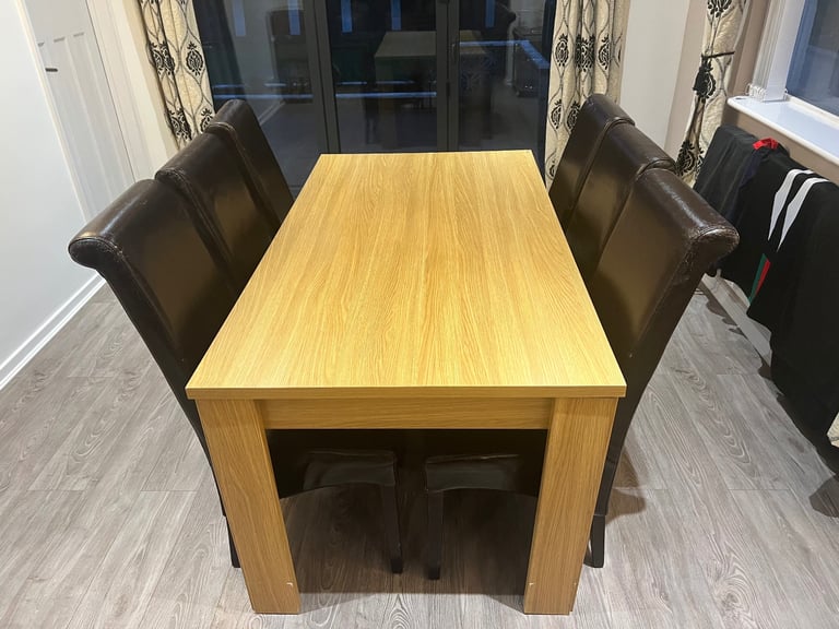 Dining table and 6 Chairs 