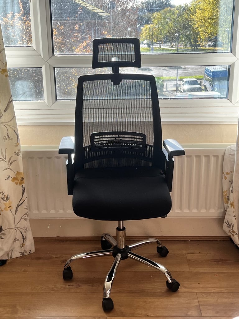 Nautilus Comfortable Back Rest Office Chair With Wheels (Hardly Used, Excellent Condition, Moving)