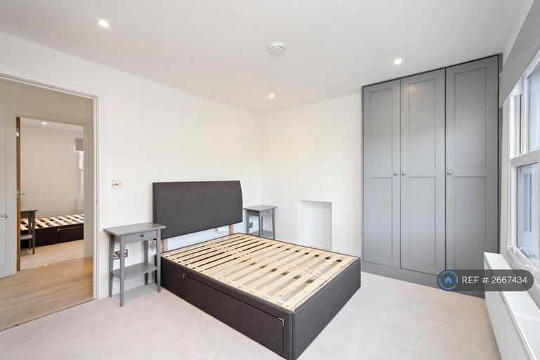 2 bedroom flat in Tunis Road, London, W12 (2 bed) (#2667434)