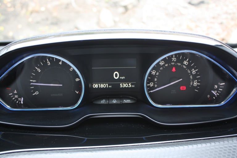 PEUGEOT 2008 1.2 PureTech Allure Premium 2019