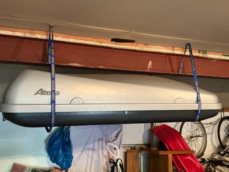 Atera a roof box with mounting brackets RH opening 