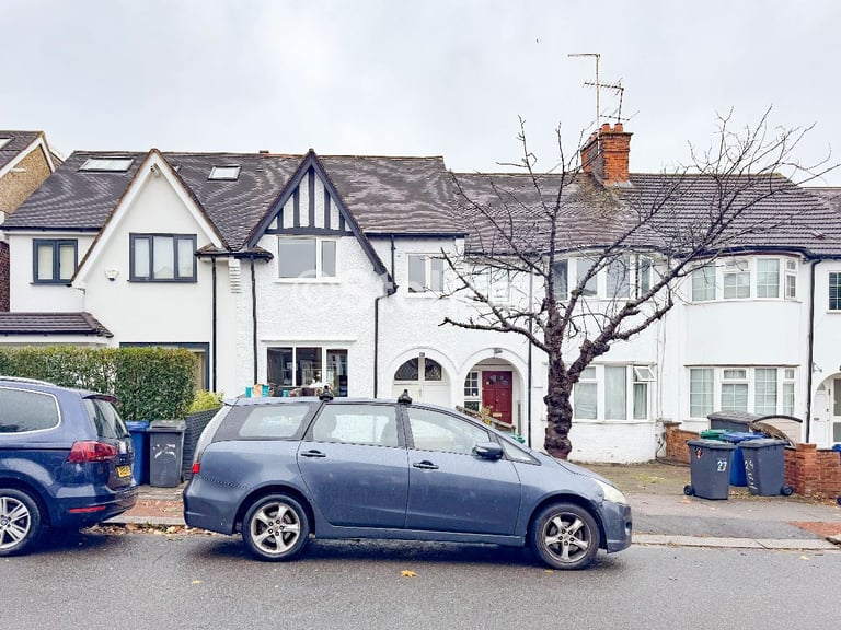 image for 4 bedroom flat in Sandringham Road, London NW11