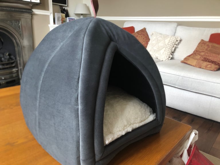 Pyramid cat bed