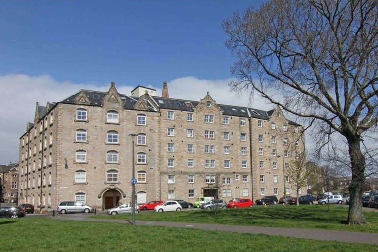 LOVELY TWO BEDROOM, TWO BATHROOM FLAT IN LEITH LINKS