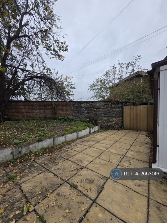 10 bedroom house in Cathays Terrace, Cardiff, CF24 (10 bed) (#2663016)