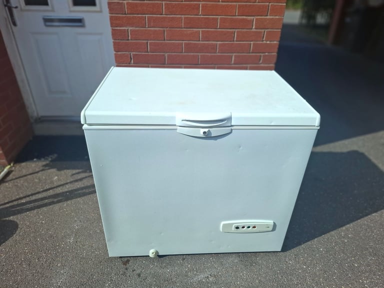 image for 260 L Whirlpool chest freezer