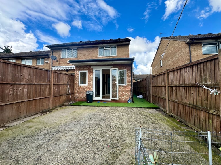 2 bedroom HOUSE not a Flat for rent - Lapponum Walk, Hayes, UB4