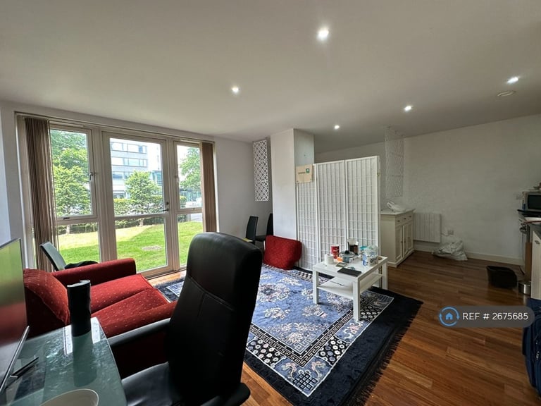 Studio flat in Admiral House, Cardiff, CF24 (#2675685)