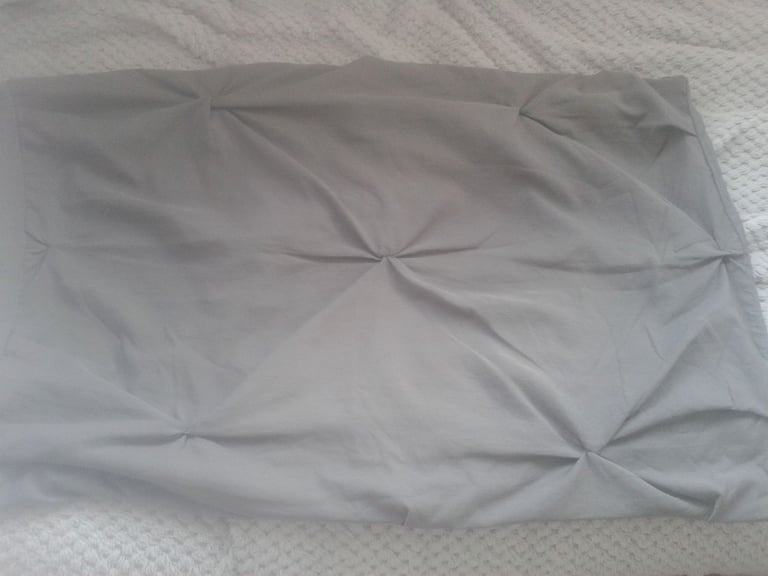 image for LIKE NEW GREY PINTUCK KING SIZE DUVET COVER SET