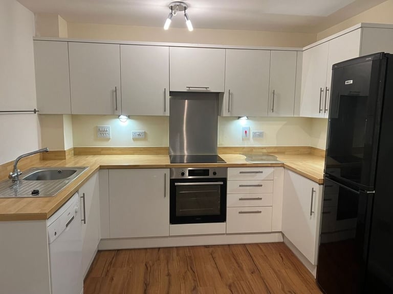 2-Bedroom Apartment – Refurbished & with Private Parking – Morden