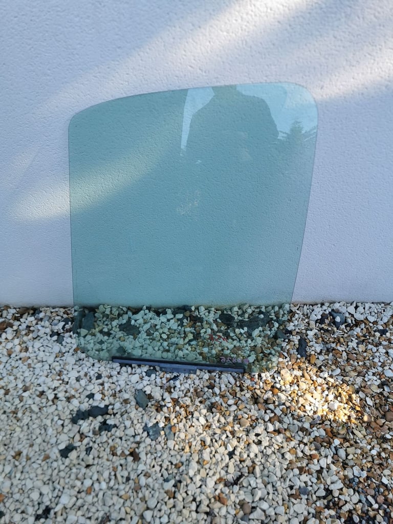 Iveco daily 2007 2008 model n/s door window glass