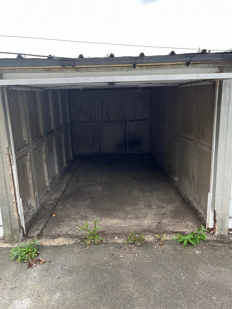 Garage for rent in Sheffield S6