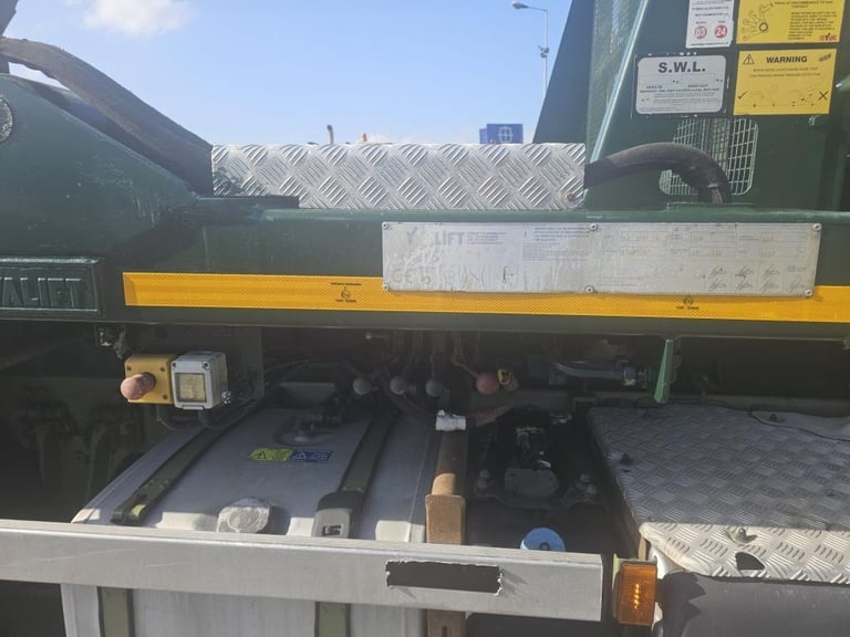 2015 Scania P320 6x2 twin wheel skip