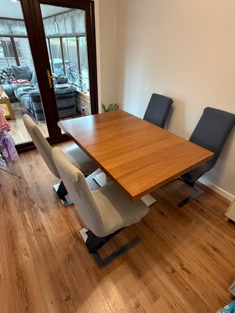 Extendable 4-8 People Dining table and 4 chairs