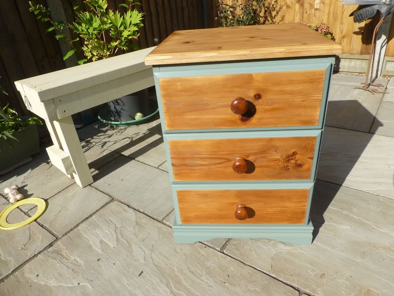 image for Solid pine 3 drawer bedside cabinet table chest of drawers