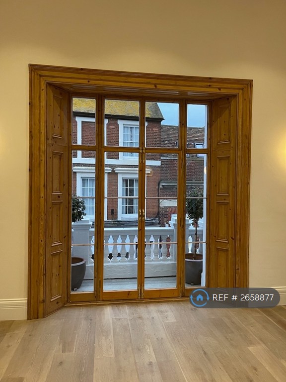 2 bedroom flat in Bank Street, Hythe, CT21 (2 bed) (#2658877)