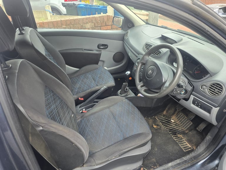 Renault Clio 1.2i petrol 12 months mot ulez free