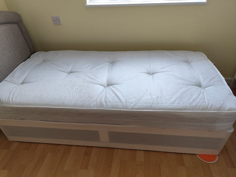 image for Single bed. FREE.