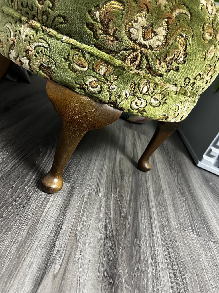 Vintage green upholstered chair with a brocade floral pattern 🍀 