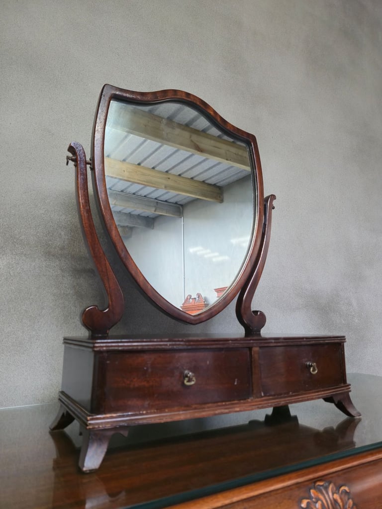 An early 20th century mahogany dressing table or toilet mirror