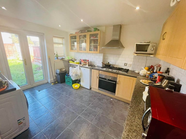 One double bedroom available 