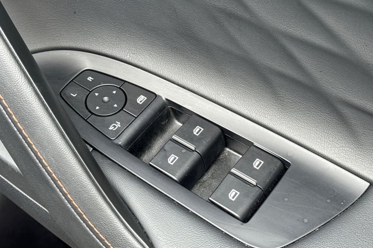 2025 MG MG HS 106287 Hatchback Petrol Automatic