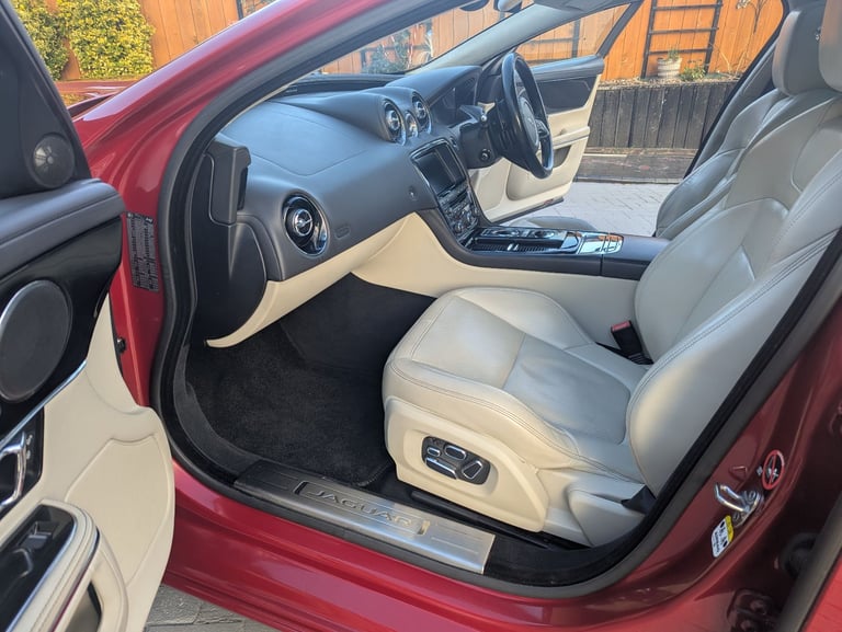 Jaguar, XJ, Saloon, 2015, 2993 (cc), 4 £26,886 SPENT