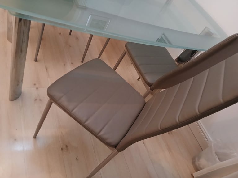 Dining room table & chairs