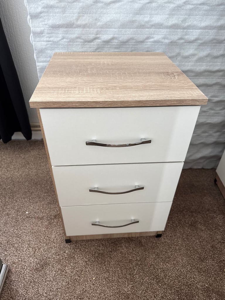 Draws wardrobe and bedside draws 