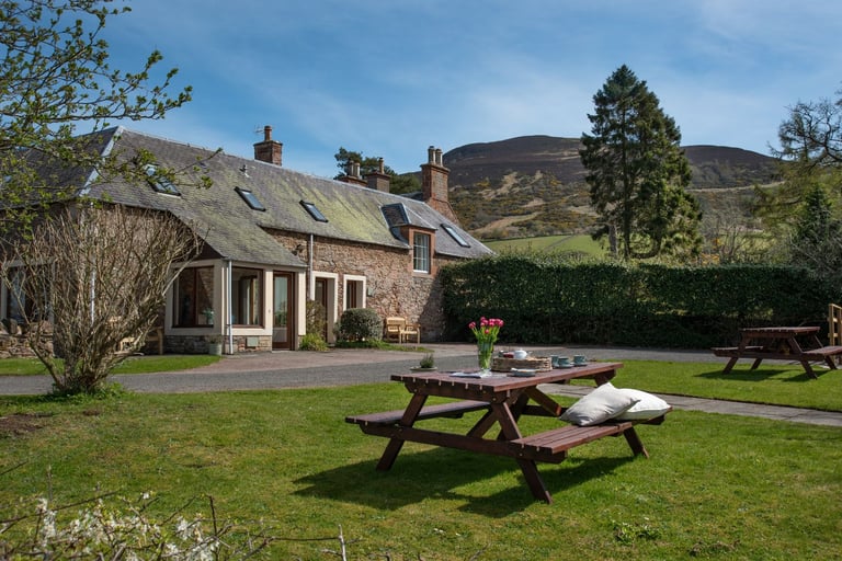 Furnished Cottages in Melrose available to rent, heating & electric included, free wifi