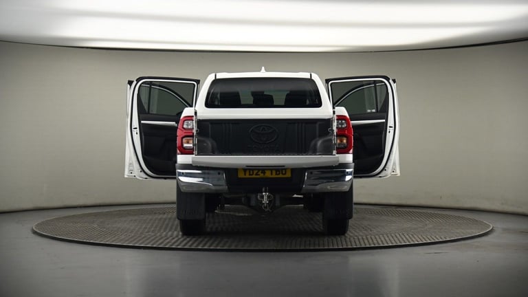 2024 Toyota Hilux 2.8 D-4D Invincible Pickup Double Cab 4dr Diesel Auto 4WD Euro 6 (s/s) (204 Pic...