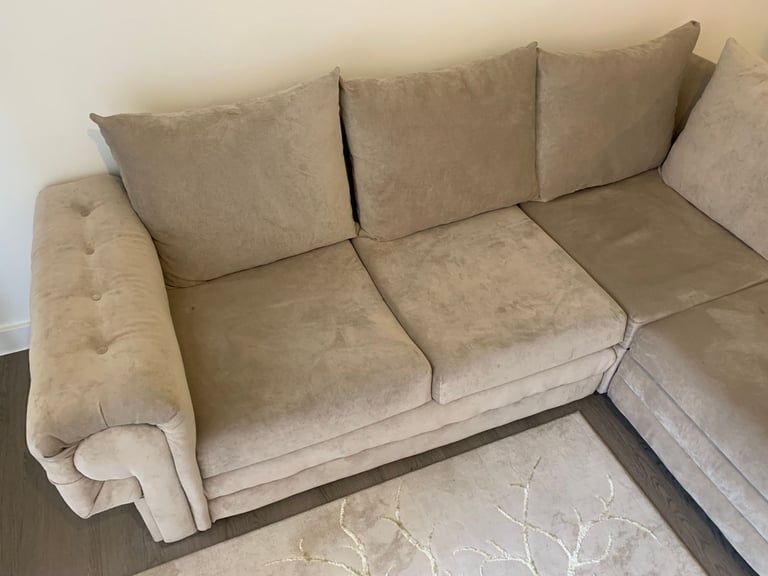 🛋️ Need gone asap – Right-Hand 4-Seater Corner Sofa – Only 6 Months Old – FREE Local Delivery