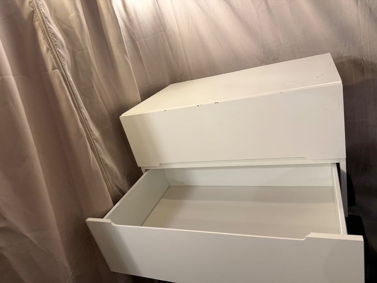 White chest of drawers 
