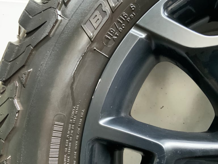 Hilux 2019 ltd edition black Alloys & tyres