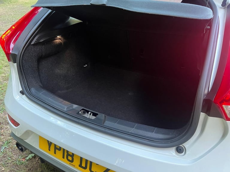 2018 Volvo V40 2.0 T2 R-Design Euro 6 (s/s) 5dr HATCHBACK Petrol Manual